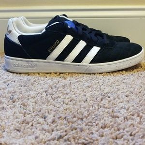 Men's size 10.5 Adidas Etrusco